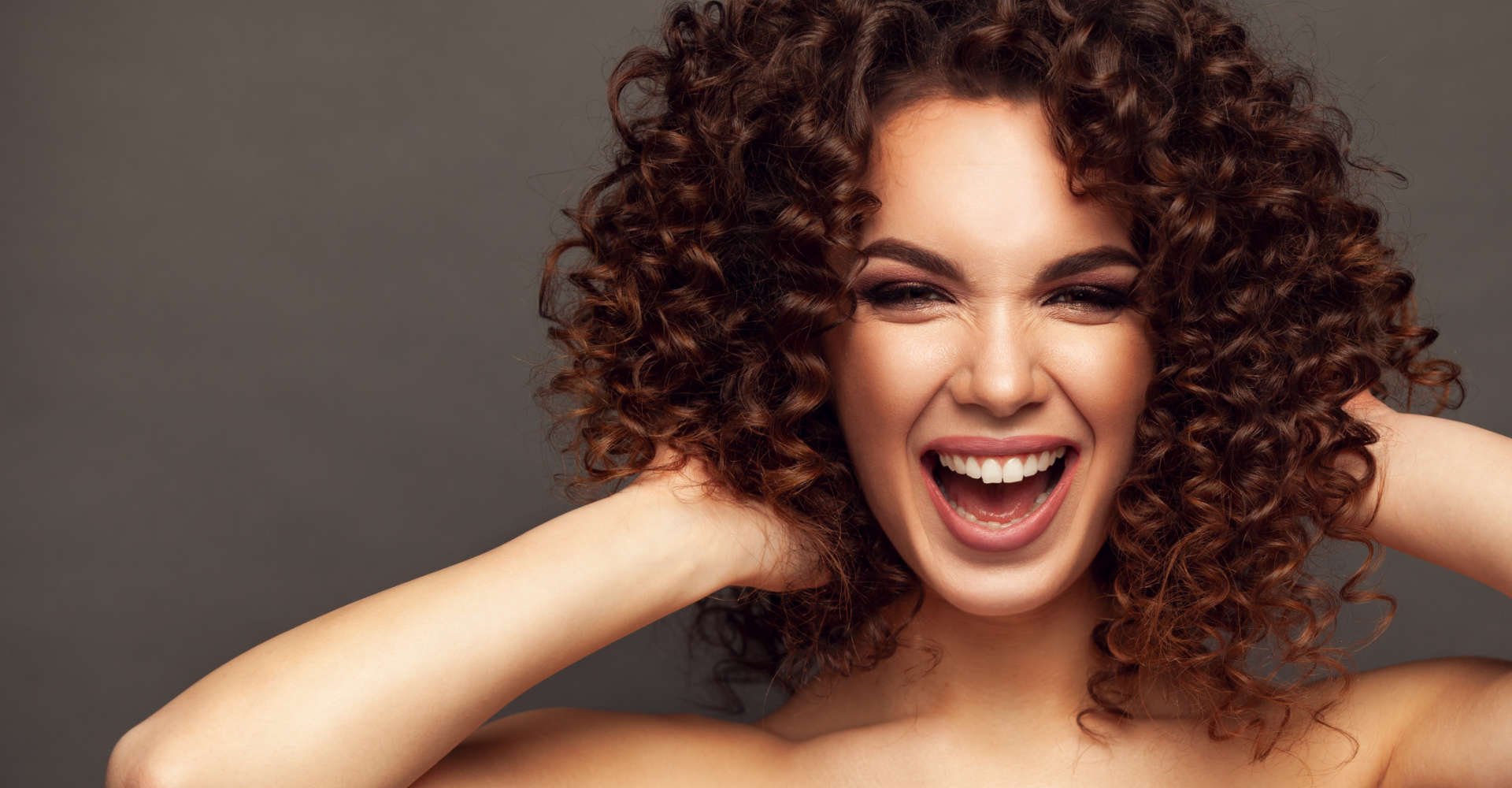 mulher exibe cabelo curto e cacheado